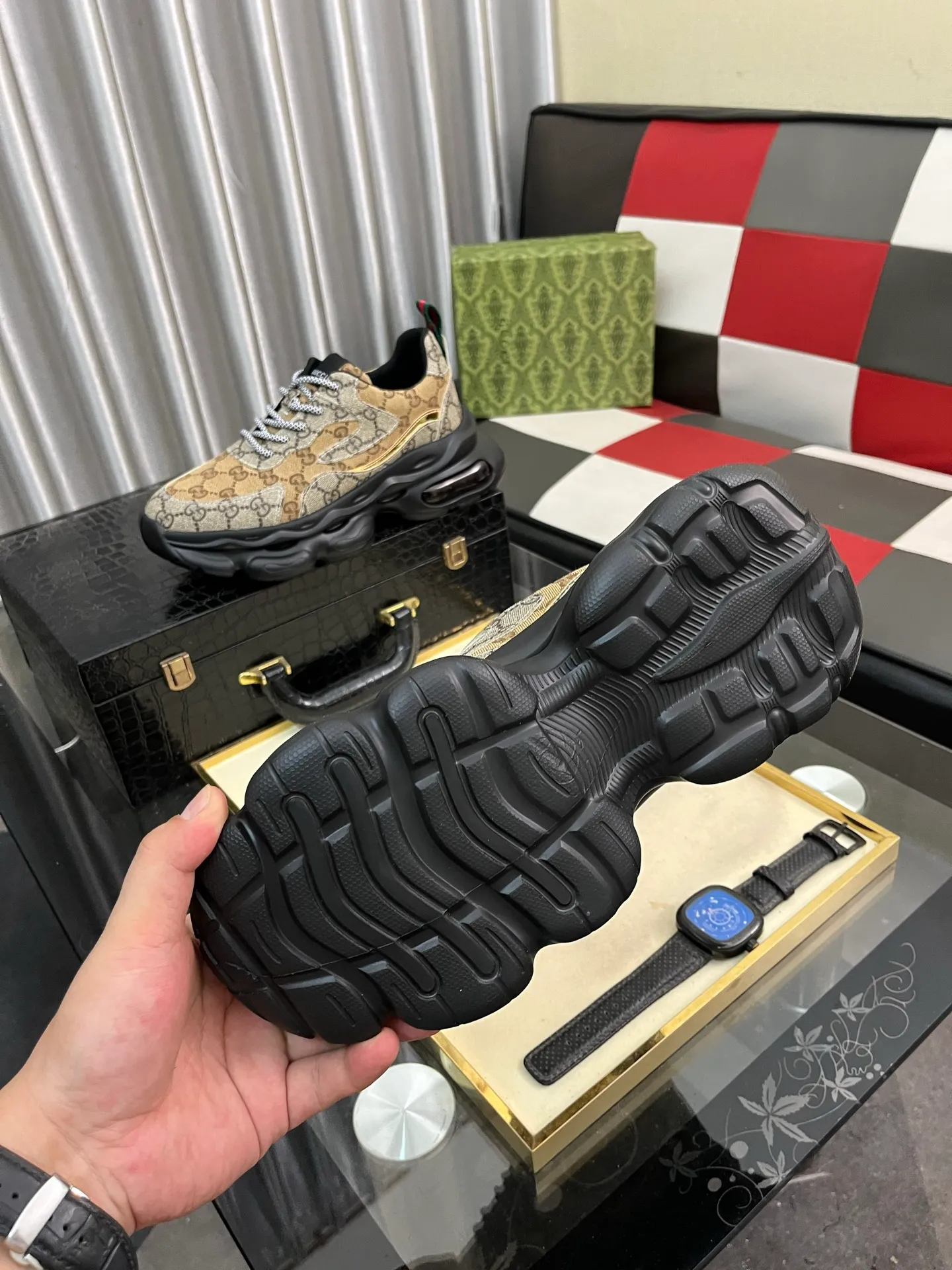 Men's shoes💰438⌚️⌚️[Gucci] Gucci's new men's genuine leather casual shoes, the highest version on the market, any comparison is welcome🆚! The original leather has excellent texture and is super high-end! Fetal sheep net lining imported from Italy, removable pad! Luxurious materials and fine workmanship, highly recommended! Code number: 38-444️⃣Colors available